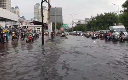 Con đường siêu ngập Nguyễn Hữu Cảnh lại lênh láng nước sau cơn mưa chiều