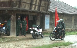 Hàng trăm chiến sĩ dầm mưa, ăn mì tôm chặn Covid-19 gần Ngã ba biên giới