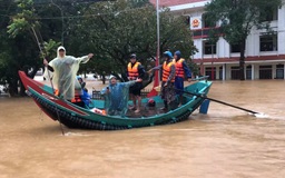 Những “hiệp sĩ” làng biển đưa thuyền đánh cá cứu hộ vùng lũ Quảng Bình