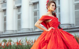 Võ Hoàng Yến diện váy 30kg xuất hiện từ mặt trời đỏ trong show Vũ Ngọc và Son