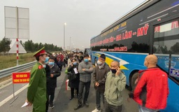 Hàng trăm ô tô phải quay đầu, không vào được Quảng Ninh vì Covid-19