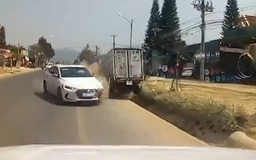 Kinh hoàng khoảnh khắc xế hộp tông văng xe tải, lật nghiêng bên đường