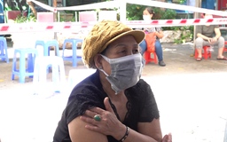 Cụ bà kẹt lại Sài Gòn đi tiêm vắc xin mong sớm về quê