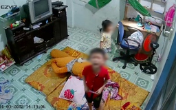 Hai em bé khóc thét vì cướp phá phòng trọ, lấy iPad khi bố mẹ đi làm
