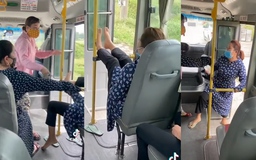 Nữ hành khách ngang ngược gác chân trên xe buýt mặc nhiều người nhắc nhở