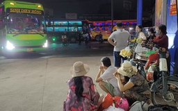 Đón khách tại bến cóc trạm xăng, tài xế “méo mặt” vì bị phạt