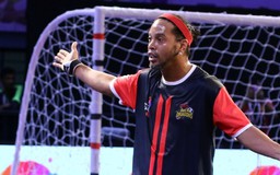 Ronaldinho biểu diễn kĩ thuật futsal thượng thừa