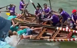 Bi hài giải fair play cho đội đua phang mái chèo khiến đối thủ rơi xuống sông