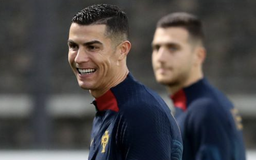 Ronaldo tươi cười trên sân tập Bồ Đào Nha sau cuộc phỏng vấn gây bão dư luận