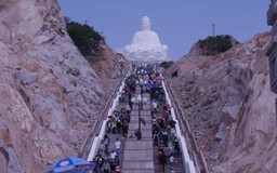 Hàng ngàn người chiêm ngưỡng tượng Phật ngồi cao nhất Đông Nam Á