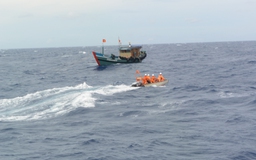 Tàu bị phá nước gần đảo Sơn Ca, 3 ngư dân cầu cứu