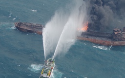 Cháy tàu dầu, 30 người thiệt mạng, đe dọa thảm họa môi trường ở biển Hoa Đông