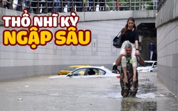 Ankara mưa lớn, xe hơi ngập ngang cửa số