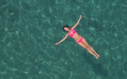 Muốn sống sót khi rơi xuống nước lạnh, hãy giữ nổi, đừng vội bơi