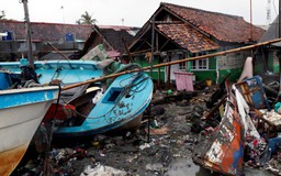 Người dân chật vật, bệnh viện quá tải giữa tang hoang sau thảm họa sóng thần ở Indonesia