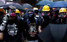 Nhiều người biểu tình bất chấp lệnh cấm che mặt ở Hồng Kông