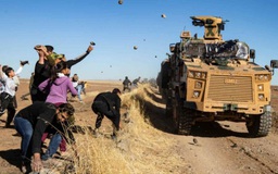 Đoàn tuần tra Thổ Nhĩ Kỳ nổ súng vào người phản đối Syria