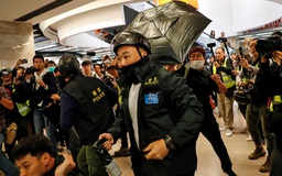 Cảnh sát đụng độ người biểu tình tại trung tâm thương mại Hồng Kông