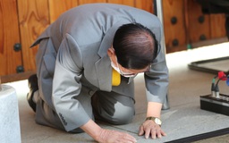 Giáo chủ Tân Thiên Địa quỳ gối 'xin tha thứ vì dịch Covid lây lan ở Hàn Quốc