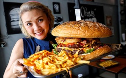 Thử thách 'ná thở': ăn hết burger nặng 6kg trong 9 phút!