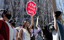 Biểu tình phản đối hằn thù chống người gốc Á làm dậy sóng nước Mỹ
