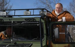 Tổng thống Putin lái xe địa hình dạo Siberia giữa căng thẳng với Mỹ