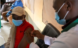 Châu Phi tiêm ngừa Covid-19 khó khăn chỉ vì thiếu vắc xin?