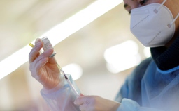 Nhà khoa học Nhật hứa sẽ có vắc xin ngừa Covid-19 suốt đời