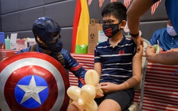 Các 'siêu anh hùng' đến động viên trẻ em tiêm vắc xin Covid-19 tại Philippines