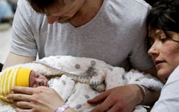 Bác sĩ Ukraine 'bỏ nhà', lập phòng sinh dã chiến đỡ đẻ giữa bom đạn
