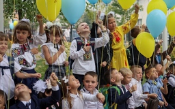 Trẻ em Ukraine hân hoan tựu trường bất chấp nỗi sợ hãi đạn bom