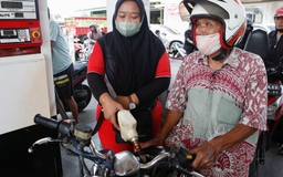 Lo vỡ quỹ trợ giá, chính phủ Indonesia tăng giá nhiên liệu