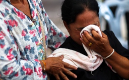 Người thân khóc thương các nạn nhân vụ thảm sát ở trường mầm non Thái Lan