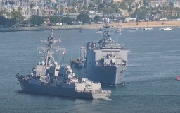 Xem hai chiến hạm Mỹ suýt đụng nhau ở vịnh San Diego