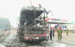Phú Yên: Xe khách bỗng nhiên nổ rồi cháy trơ khung