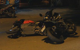 2 xe máy va chạm, 2 người bị thương lúc nửa đêm