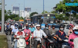 Giao thông đại lộ Võ Văn Kiệt ùn tắc vì xe tải lật ngang