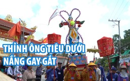 Người dân Long An thỉnh ông Tiêu dưới nắng gay gắt