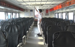 Ga tàu thủy Bạch Đằng đo thân nhiệt, phát khẩu trang cho khách đi buýt sông