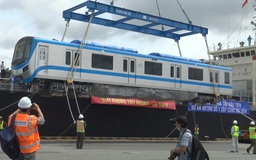Cận cảnh bốc dỡ đoàn tàu đầu tiên tuyến Metro số 1 cập cảng ở TP.HCM