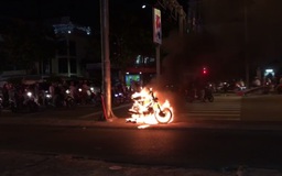 Xe máy bất ngờ cháy dữ dội trên giao lộ đông người ở TP.HCM