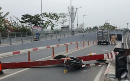 Một phen hoảng sợ vì xe tải tông ngã thanh giới hạn chiều cao đè xe máy