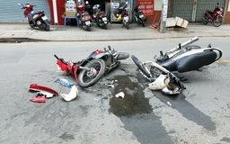 Hai xe máy tông nhau gãy gập, 3 người đàn ông bị thương