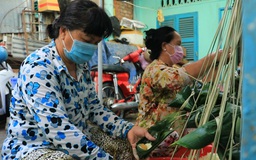 Giữa dịch Covid-19: Nấu bánh ú tro tết Đoan Ngọ từ sáng đến tối vẫn không đủ hàng giao