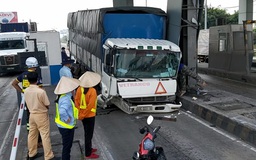 Cận cảnh xe tải tông sập cabin trạm thu phí cao tốc TP.HCM - Trung Lương