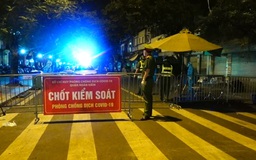 Ổ dịch Bệnh viện Việt Đức nửa đêm đưa người đi cách ly phòng Covid-19