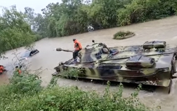 Xôn xao đoạn phim xe tăng lội nước cứu hộ ô tô giữa dòng nước xiết