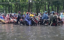 Người dân TP.HCM vất vả vì nhiều tuyến đường trung tâm thành sông sau trận mưa lớn