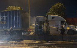 Đang chạy, xe container bốc cháy trong đêm khuya trên quốc lộ 1