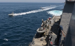 Xem thuyền cao tốc Iran quấy nhiễu, tàu tuần duyên Mỹ phải nổ 30 phát súng cảnh cáo